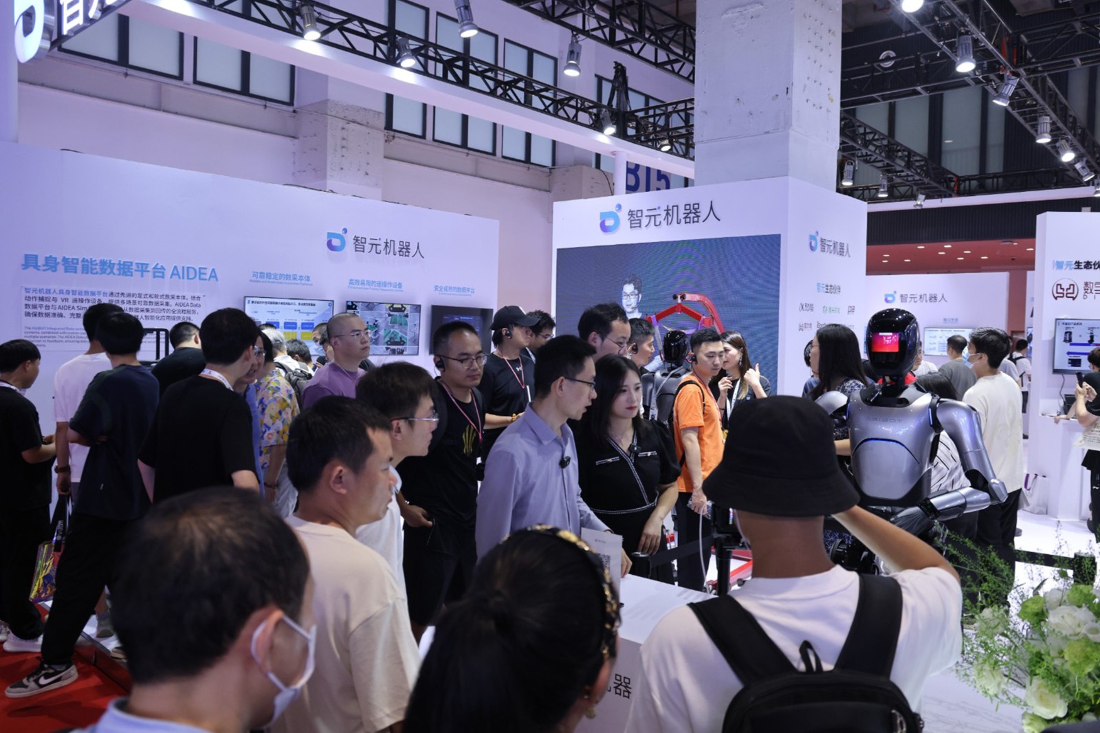 星空游戏机器人亮相世界机器人大会WRC